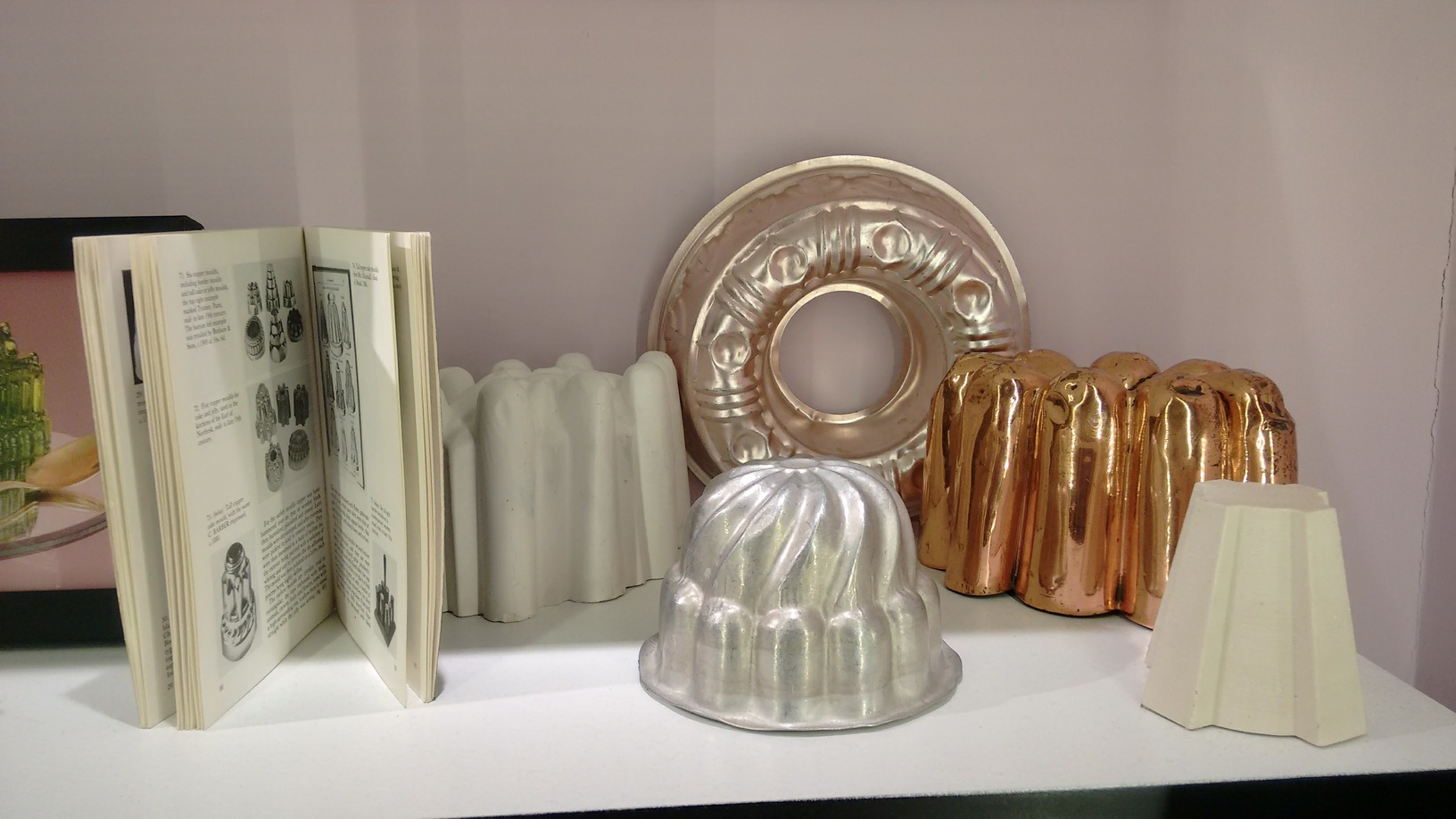Moldes de gelatina utilizados pelos artistas estão em exposição